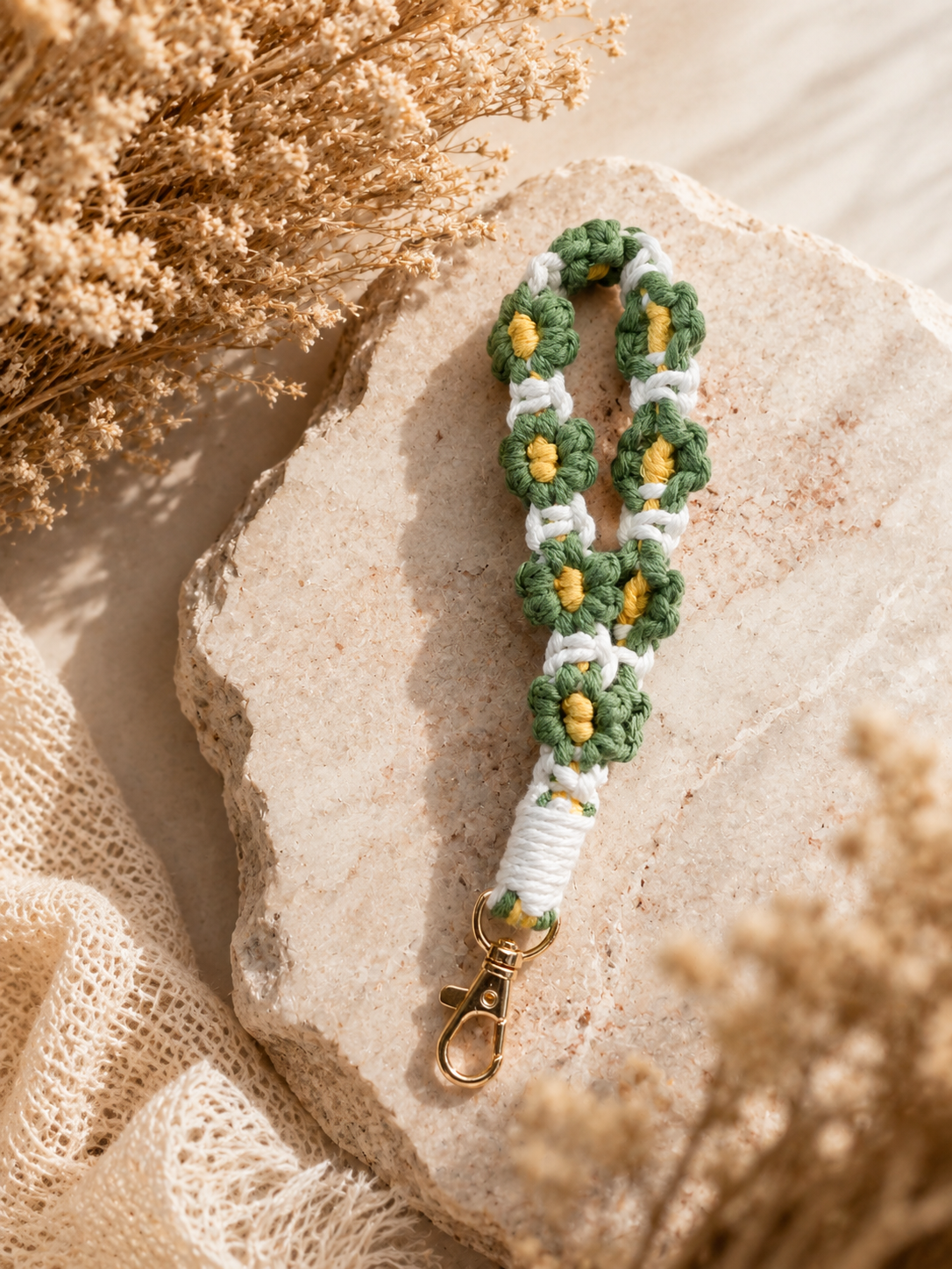 MACRAME DAISY WRISTLET - GREEN