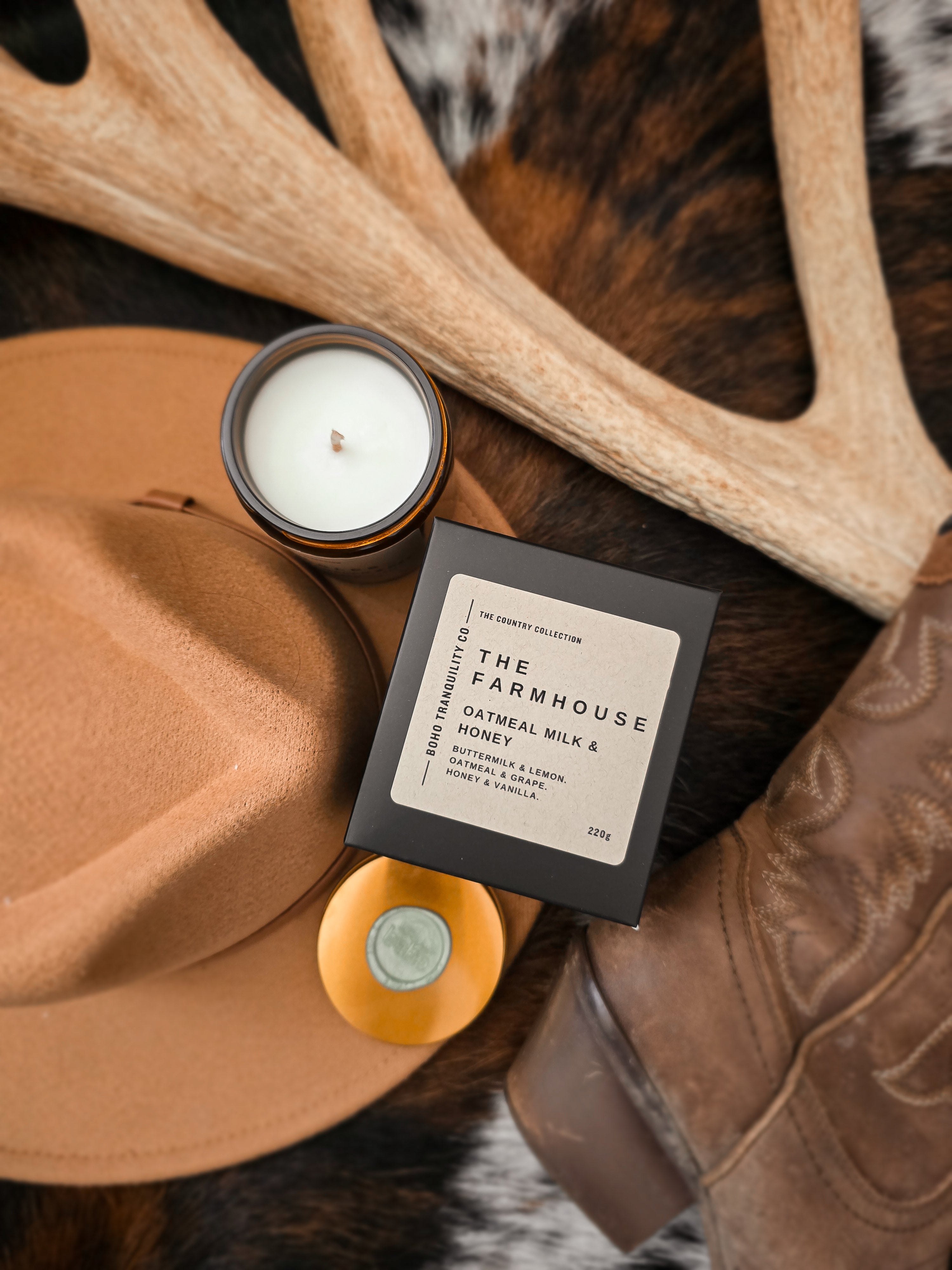 THE COUNTRY COLLECTION: THE FARMHOUSE - MEDIUM GLASS CANDLE