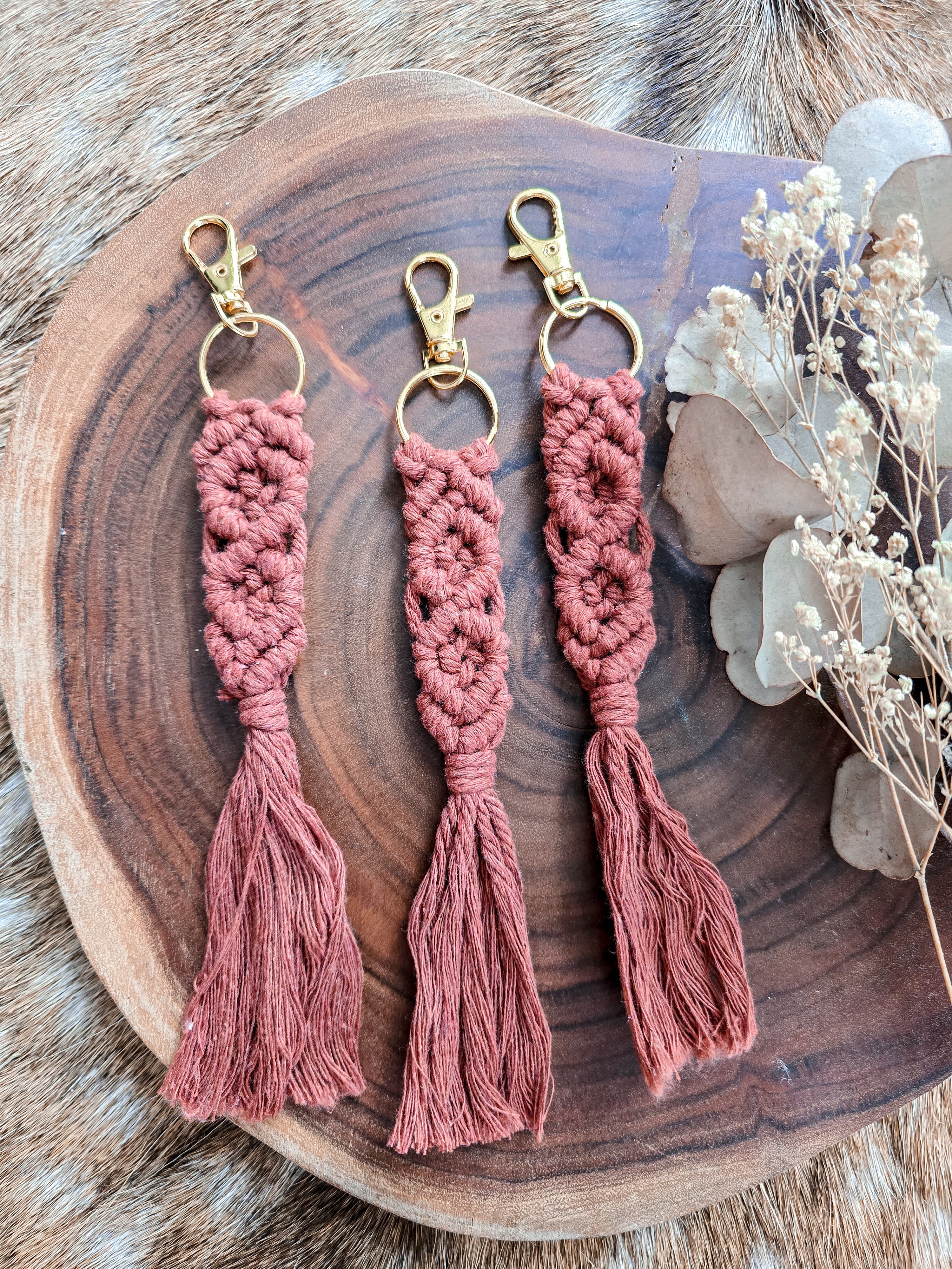 MACRAME KEYCHAIN - LEO