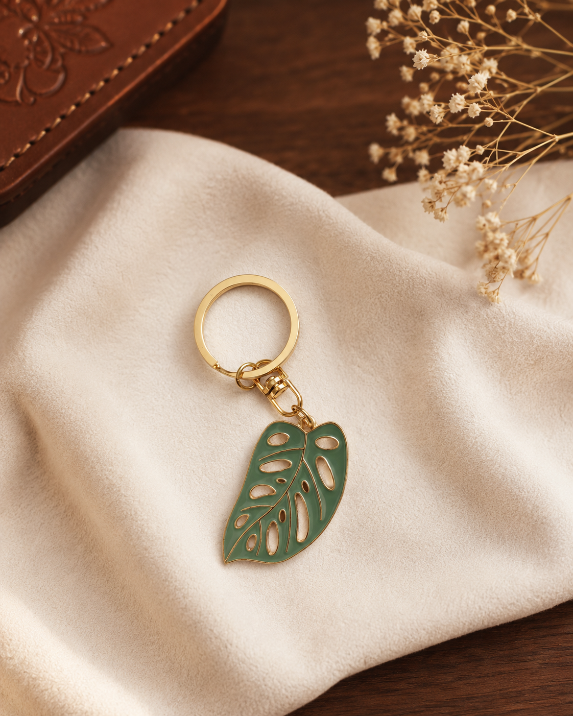 MONSTERA ADANSONII LEAF KEYCHAIN